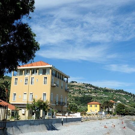 Holiday'S Beach Aparthotel Ventimiglia Bagian luar foto