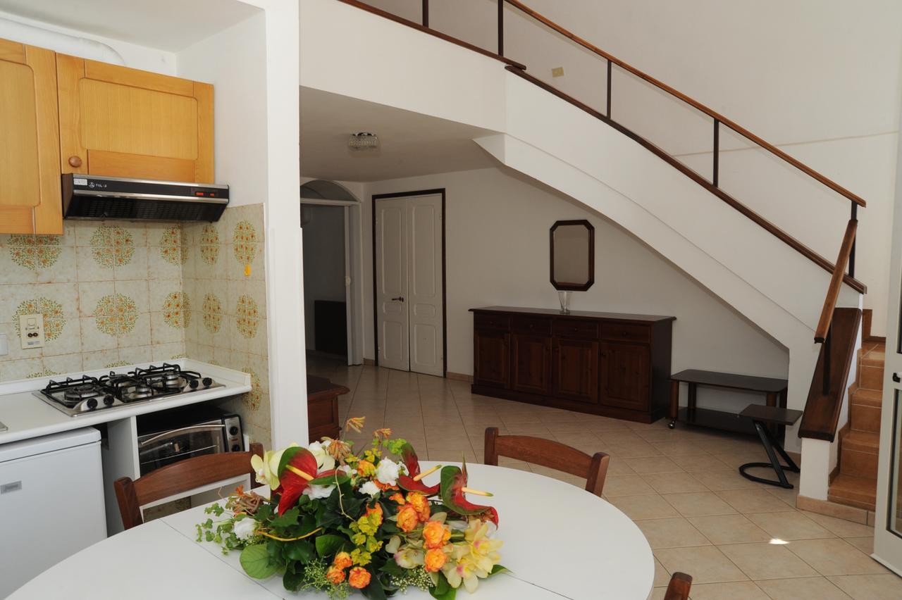 Holiday'S Beach Aparthotel Ventimiglia Bagian luar foto