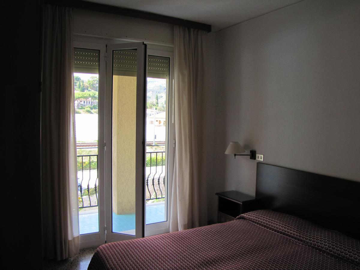 Holiday'S Beach Aparthotel Ventimiglia Bagian luar foto