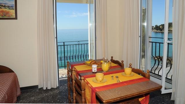 Holiday'S Beach Aparthotel Ventimiglia Bagian luar foto
