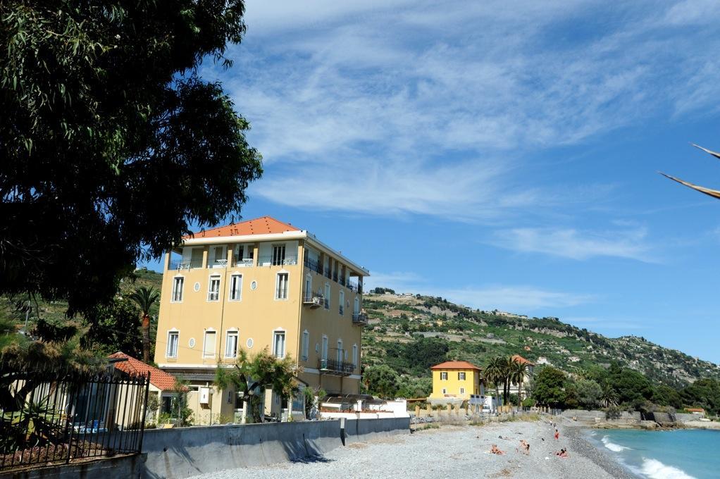 Holiday'S Beach Aparthotel Ventimiglia Bagian luar foto