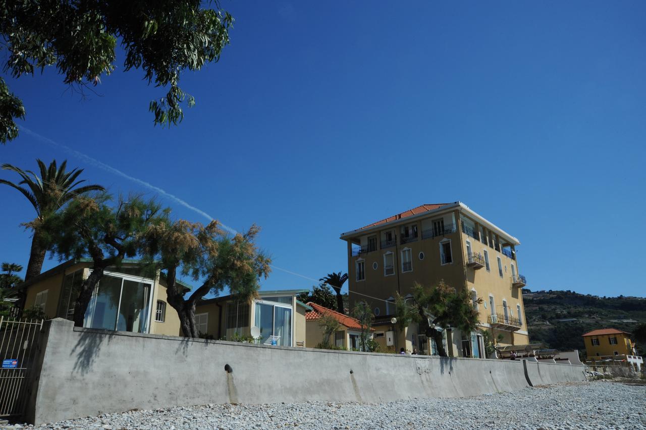 Holiday'S Beach Aparthotel Ventimiglia Bagian luar foto