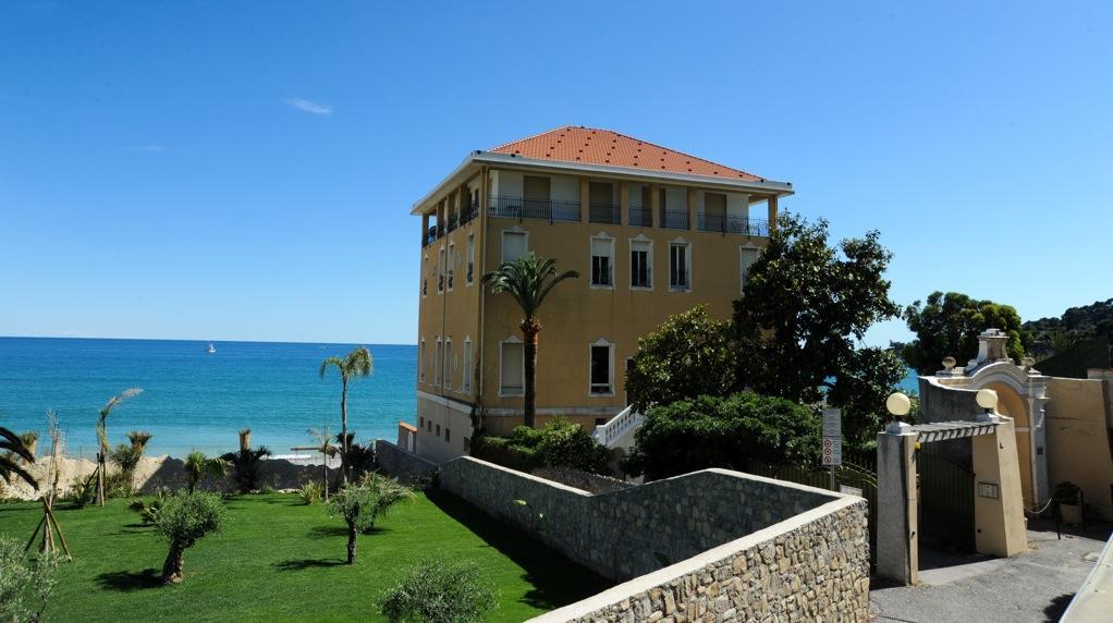 Holiday'S Beach Aparthotel Ventimiglia Bagian luar foto
