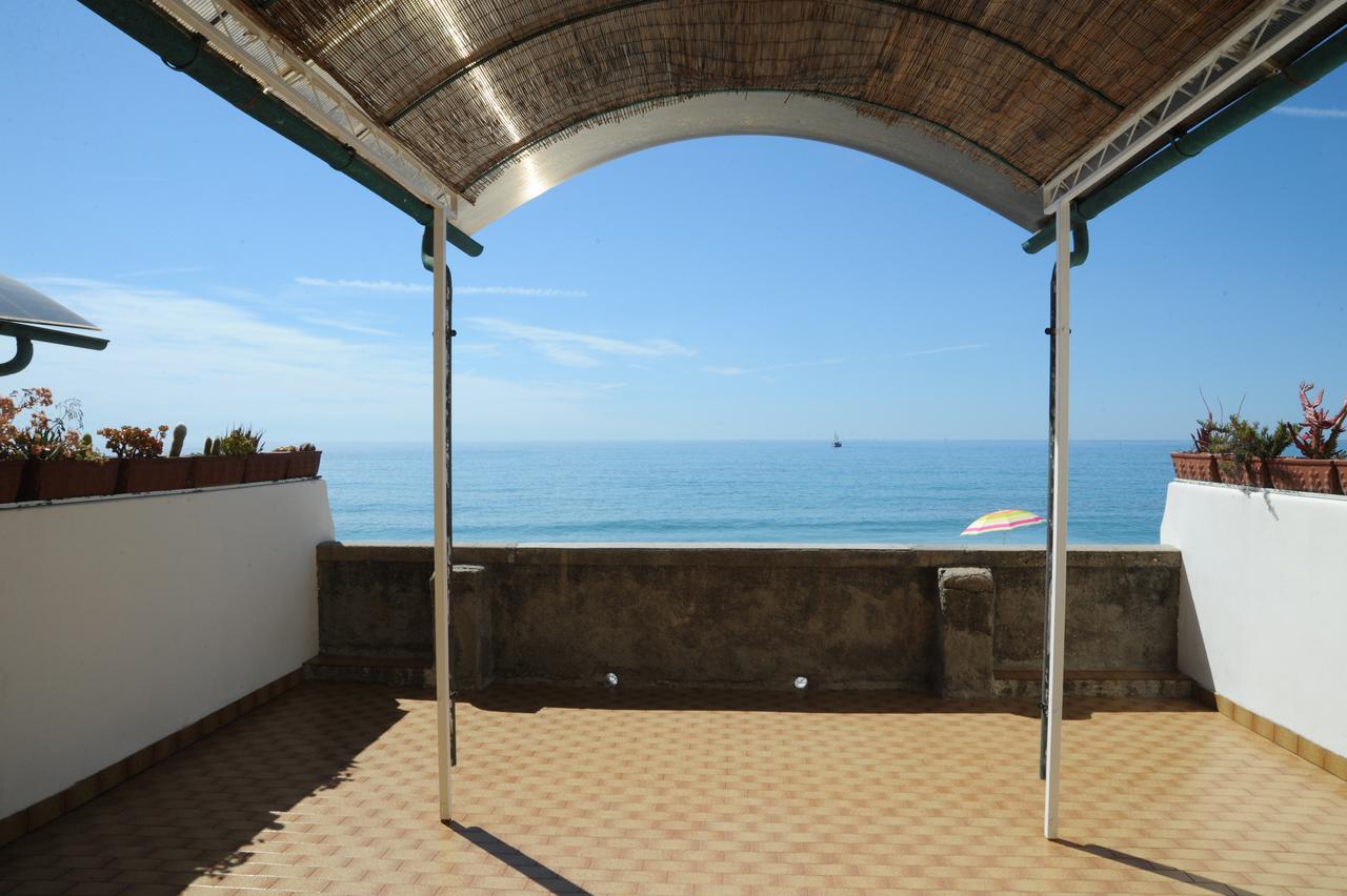 Holiday'S Beach Aparthotel Ventimiglia Bagian luar foto