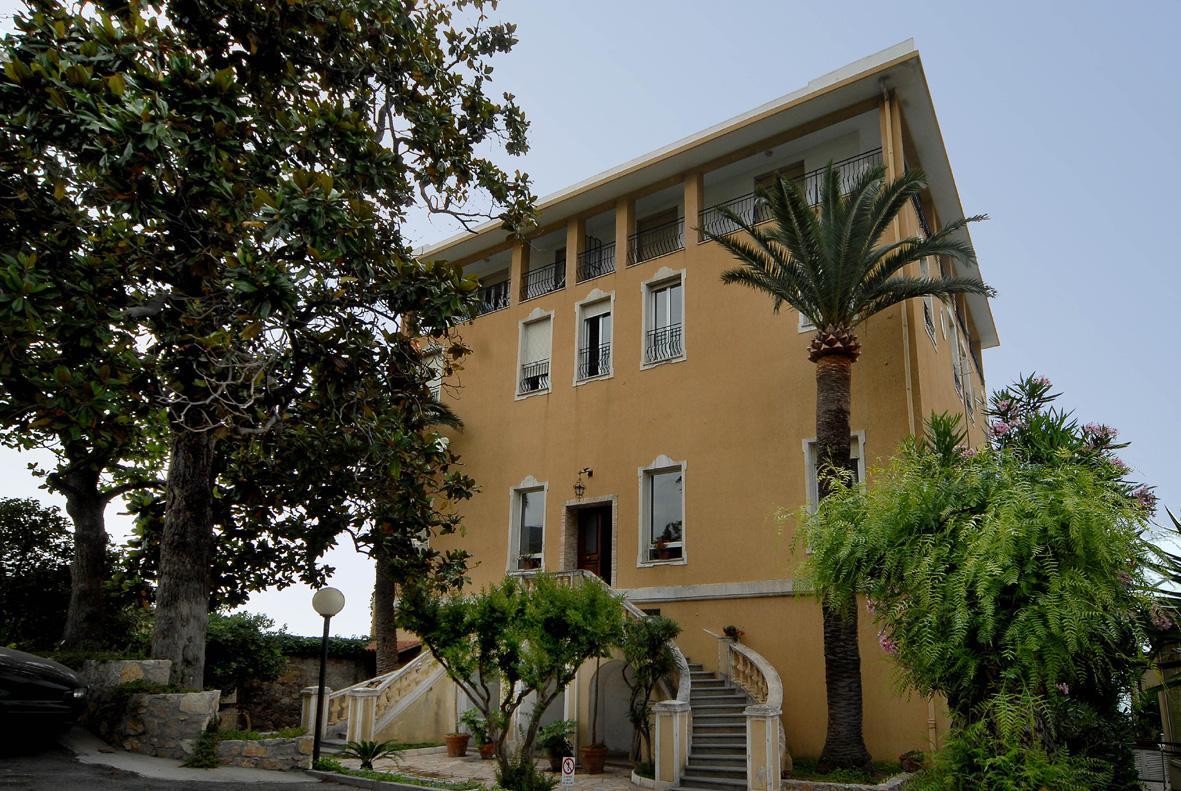 Holiday'S Beach Aparthotel Ventimiglia Bagian luar foto