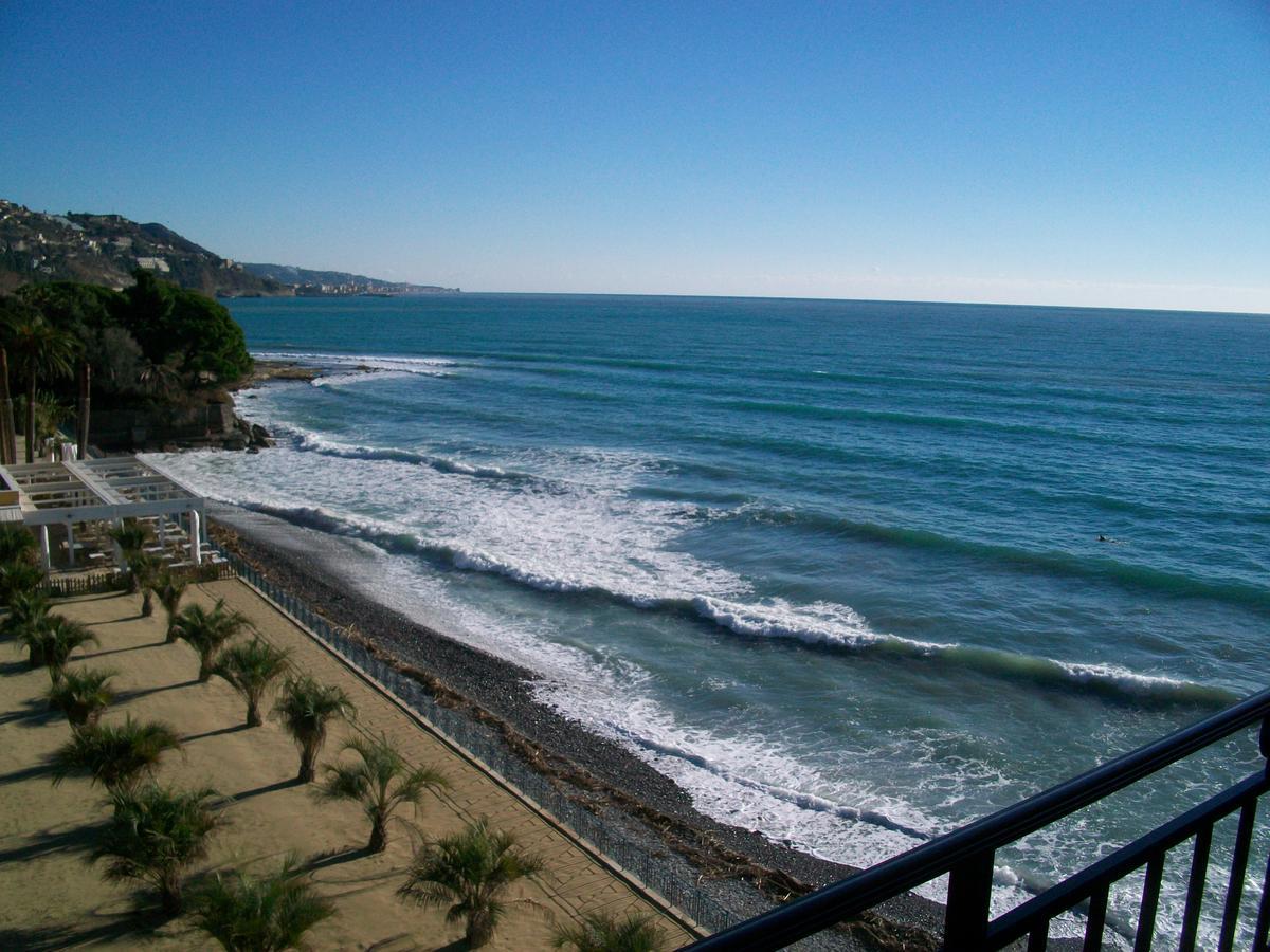 Holiday'S Beach Aparthotel Ventimiglia Bagian luar foto
