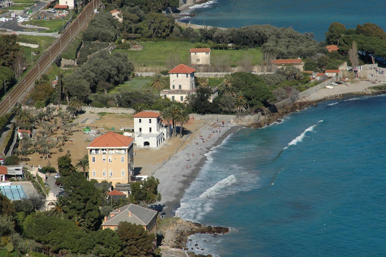 Holiday'S Beach Aparthotel Ventimiglia Bagian luar foto