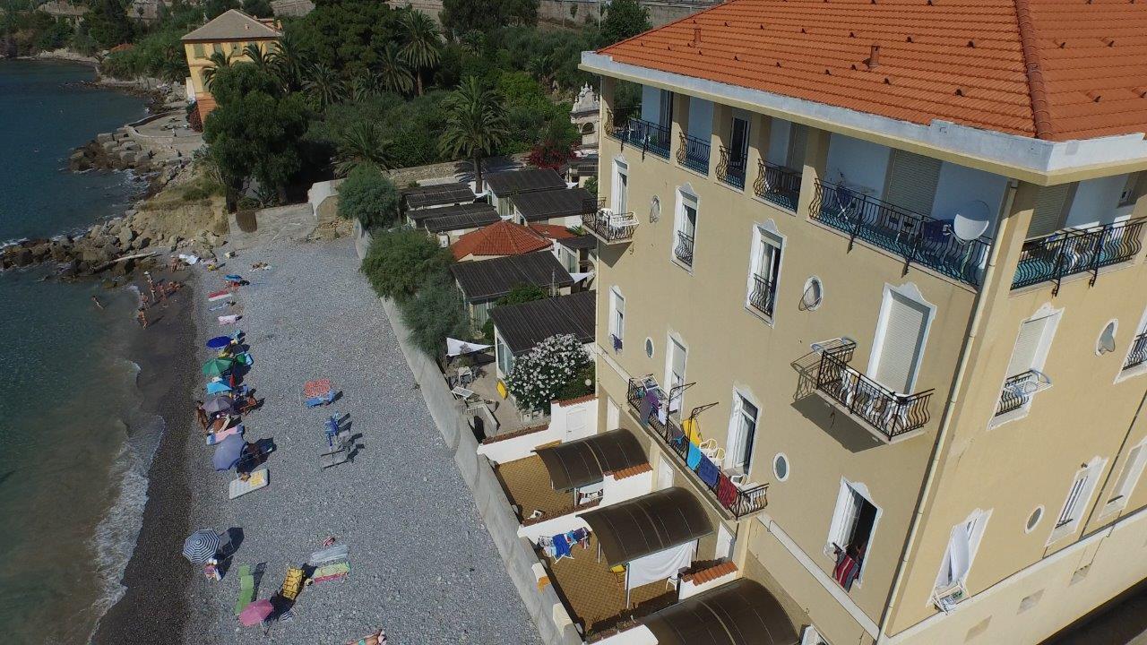 Holiday'S Beach Aparthotel Ventimiglia Bagian luar foto