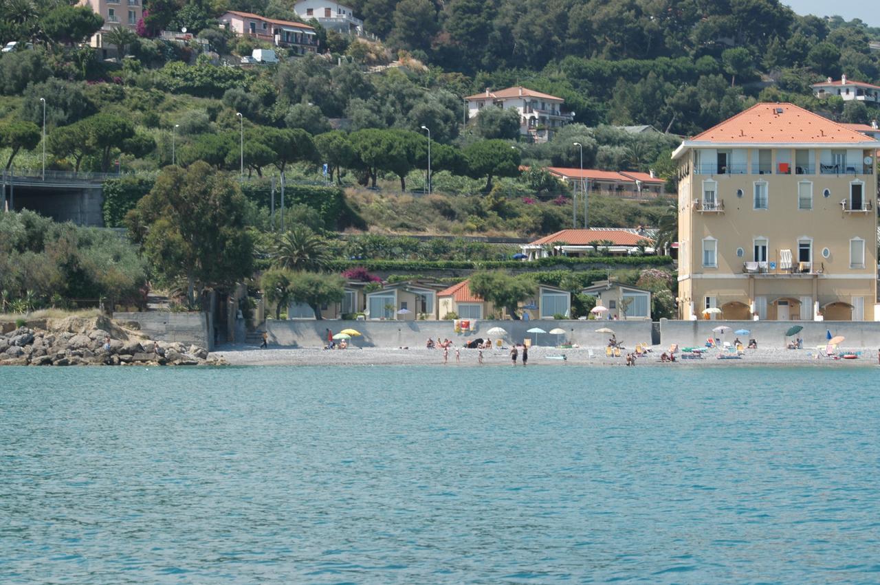 Holiday'S Beach Aparthotel Ventimiglia Bagian luar foto