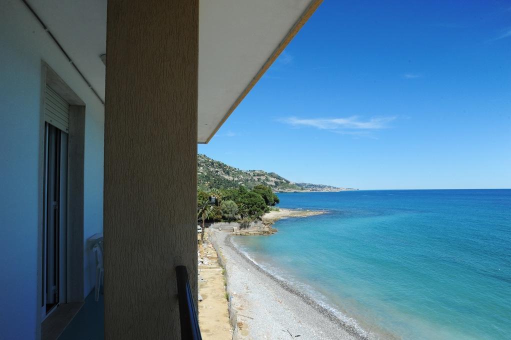 Holiday'S Beach Aparthotel Ventimiglia Bagian luar foto
